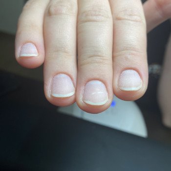 Чистий комбінований та апаратний манікюр