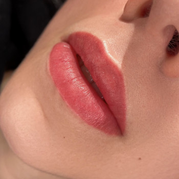 Перманентний макіяж губ у акварельній техніці