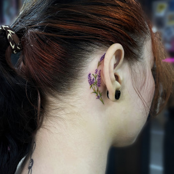 За вухом, фото - тату майстер Ксенiя Васюкович