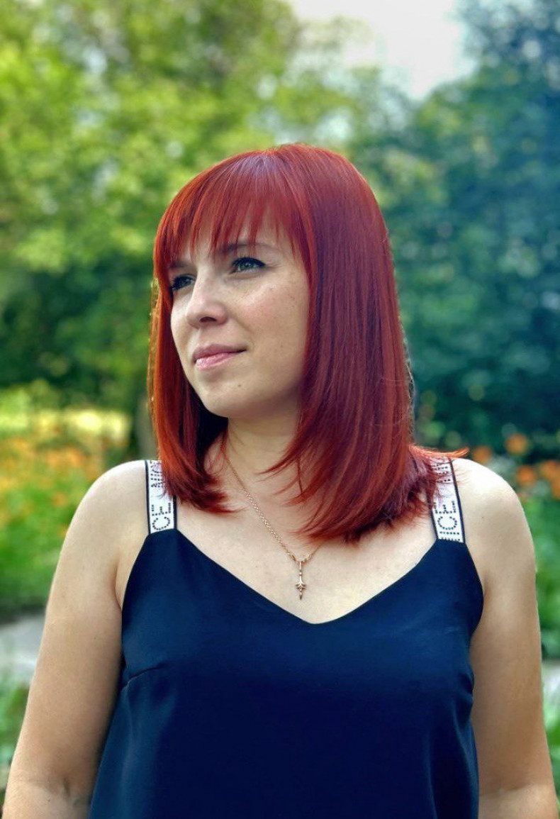 Стрижка на средние волосы с челкой рваная челка, фото - Женский парикмахер Аліна Камінська