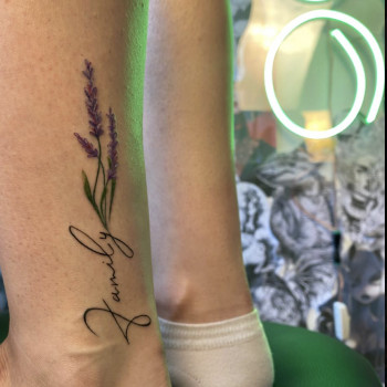 кольорове татуювання, гілочка лаванди та тонкий надпис

   