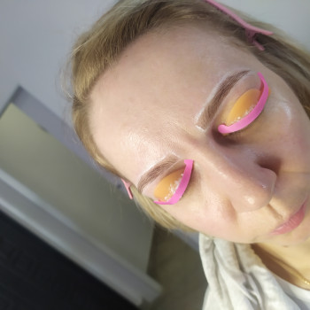 В процесі фарбування брів та Ламі вій