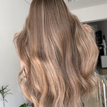 Фарбування волосся
                    Салон краси Beauty Bar Вінниця