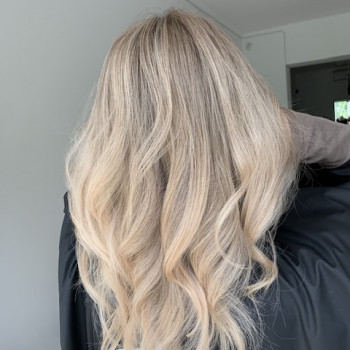 Фарбування волосся
                    Салон краси Beauty Bar Вінниця