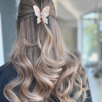 Фарбування волосся
                    Салон краси Beauty Bar Вінниця