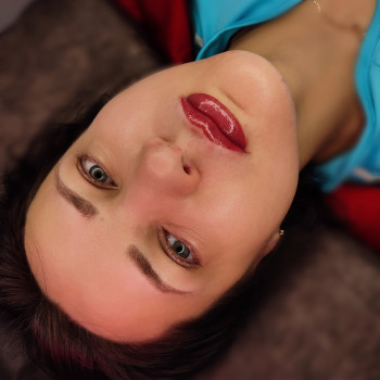 Перманент губ одразу після процедури та загоєні брівки.