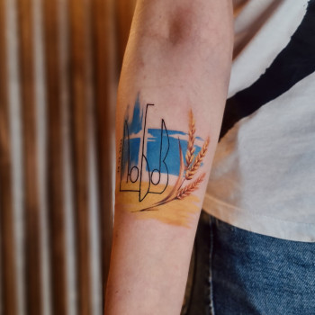 Тату на руці патріотичне українська символіка, фото - Тату салон TATTOO LAMARCH