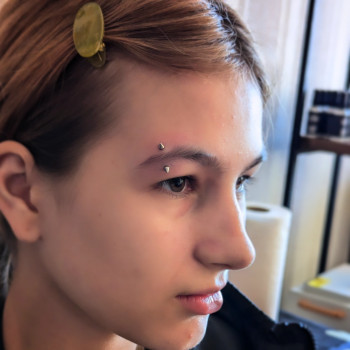 Прокол брови