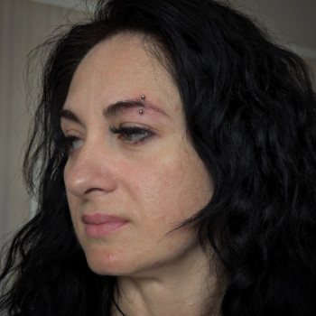 Прокол брови