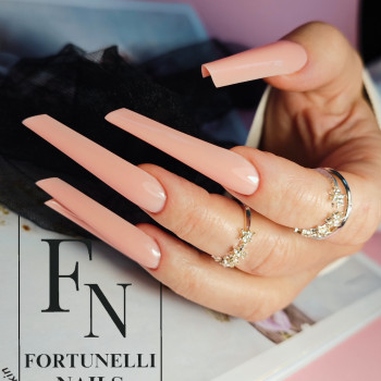 Нарощування сучасний мігдаль в Києві. Викладний френч