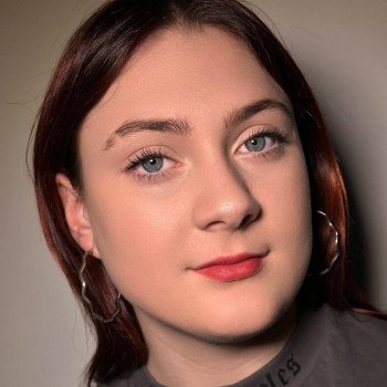 Корекція брів (пінцет+віск)
Фарбування брів

 
 
 