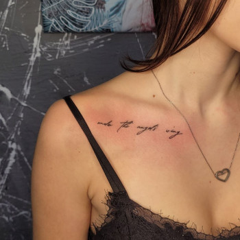 Тонкий напис на ключиці, коштував 1500 грн