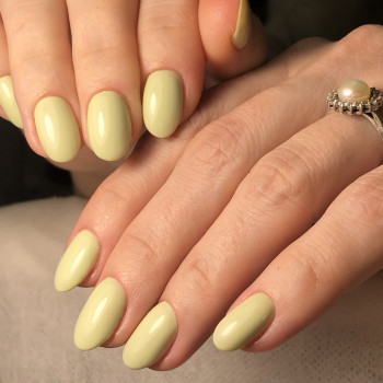 желтый маникюр