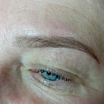 Фарбування брів та корекція