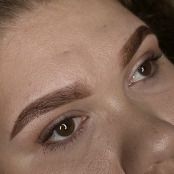 Корекція та фарбування брів