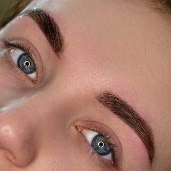 Корекція та фарбування брів