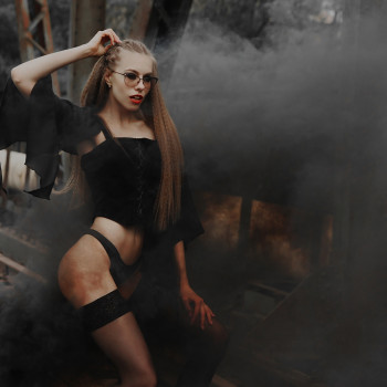 Фотосесія з кольоровим димом на рейках, фото - фотограф Tora Stark