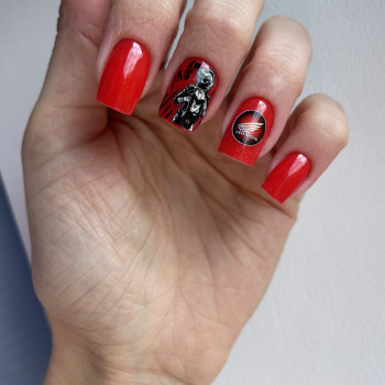Червоний манікюр з наклейками, фото - Майстер манікюру Марина Пешкова