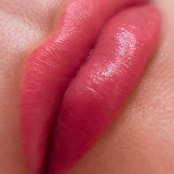 Акварельні губи перманентний макіяж