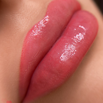 Акварельні губи перманентний макіяж