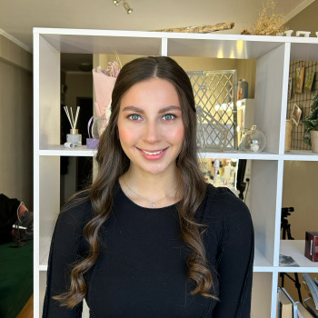 Макіяж нюд і локони