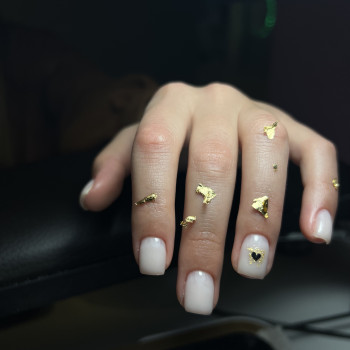 Белый маникюр с сердечками, фото - Салон красоты DABL’L