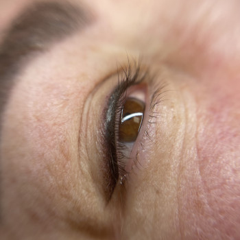 Перманентна стрілочка із розтушовкою після процедури.