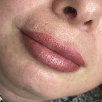 Загоєні перманентні губки. Натуральний ефект.