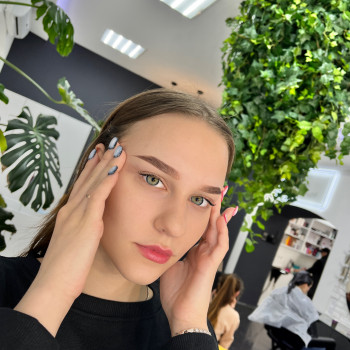 Корекція та фарбування брів