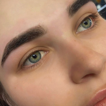 Фарбування та корекція брів;