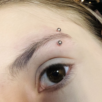 Пірсинг брови
