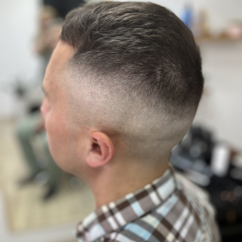 Чоловіча стрижка
                    Парикмахер Діна Борисполь