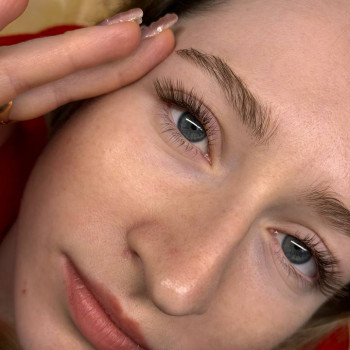 Нарощення вій 2Д в Л- вигині коричневими віями