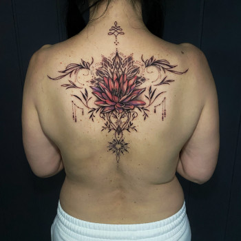 Тату для дівчат на спині лотос, фото - Тату майстер Ксенiя Васюкович