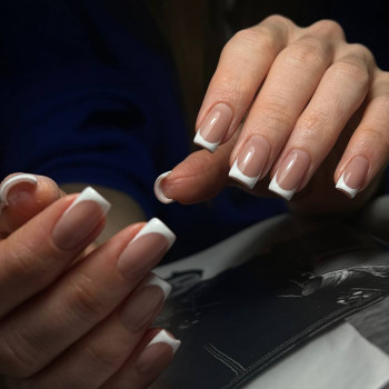 Манікюр з покриттям френч