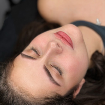 Перманентний макіяж брів та губ одразу після процедури