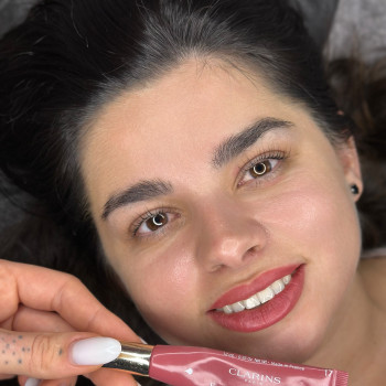 Ламінування вій та перманентний макіяж губ підібрано під улюблений відтінок помади