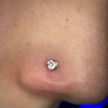 Пірсинг крила носа з титановим пронгом кристалом