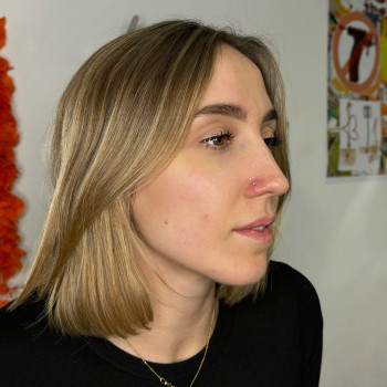 Пірсинг крила носа з мінімалістичним кристалом