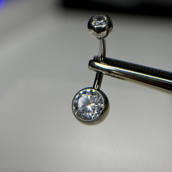 Титанова прикраса у пупок