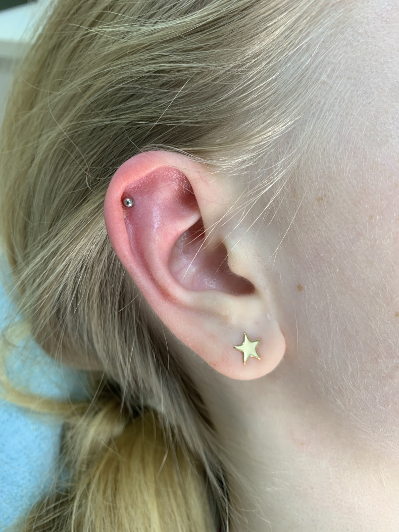 Пірсинг хряща вуха «Хелікс», фото - Майстер з пірсингу Тетяна Ананьєва
