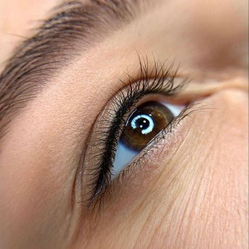 Міжвійка відразу після процедури перманентного макіяжу