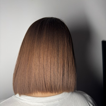 Кератинове вирівнювання волосся