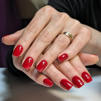 Вишуканий червоний.