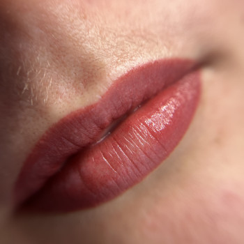 Перманентний макіяжж губ - вартість роботи 2000 грн, час виконання 2.5-3 години