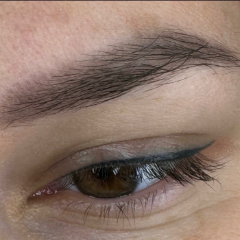 Загоєні брови та стрілка