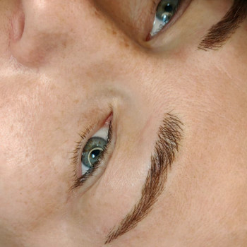 Перманентний макіяж брів у техніці "Волосок"