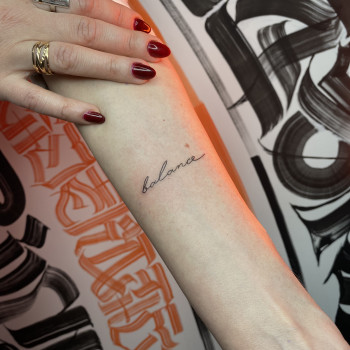 Тату для дівчат на руці напис, фото - Тату салон Tattoo hub