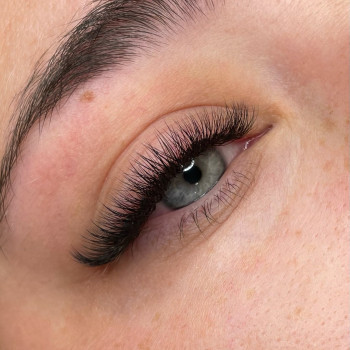 Нарощення вій в 3D обʼємі
                    Лешмейкер Анна Здолбунов