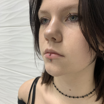 Пірсинг губи : Вертикальний лабрет